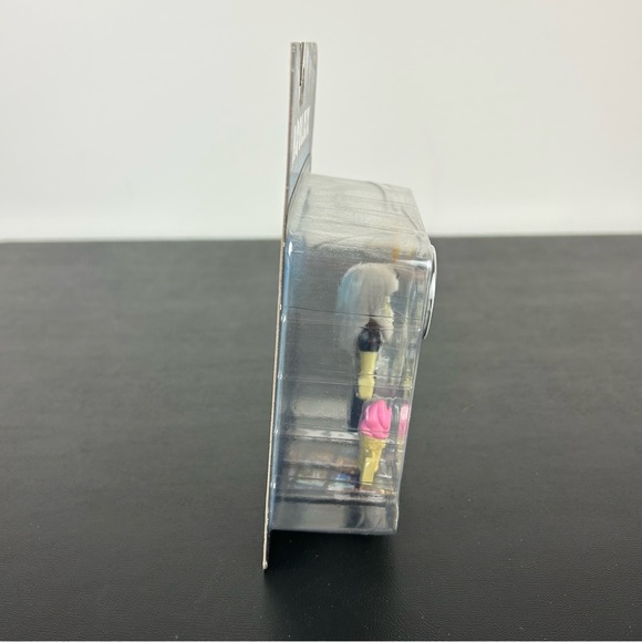 Roblox Work At A Pizza Place Mia Figure with Exclusive Virtual Item - Picture 7 of 12